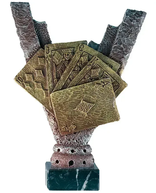 Una estatua de una mano sosteniendo una pila de cartas.