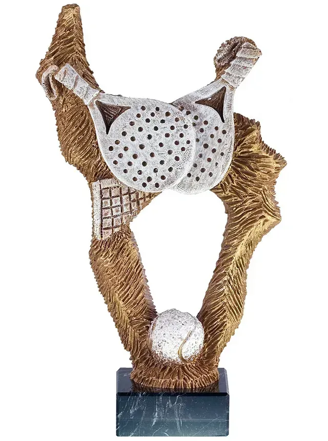 Una estatua de una persona sosteniendo una raqueta de tenis y una pelota de tenis.