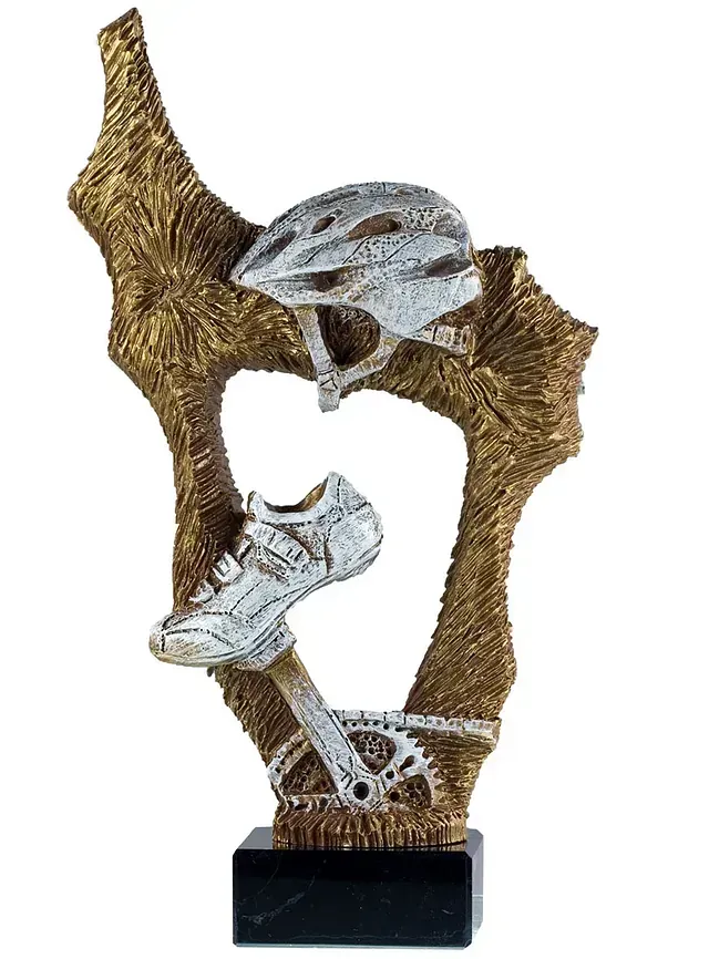 Una estatua de una bicicleta con un casco y un zapato en forma de corazón.