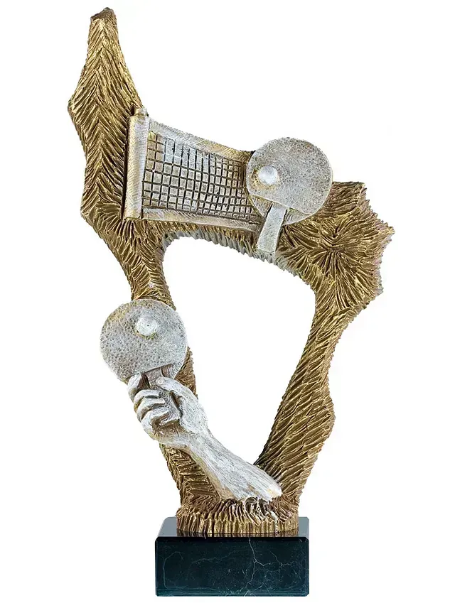 Una estatua de una persona sosteniendo una pelota de voleibol y una raqueta.