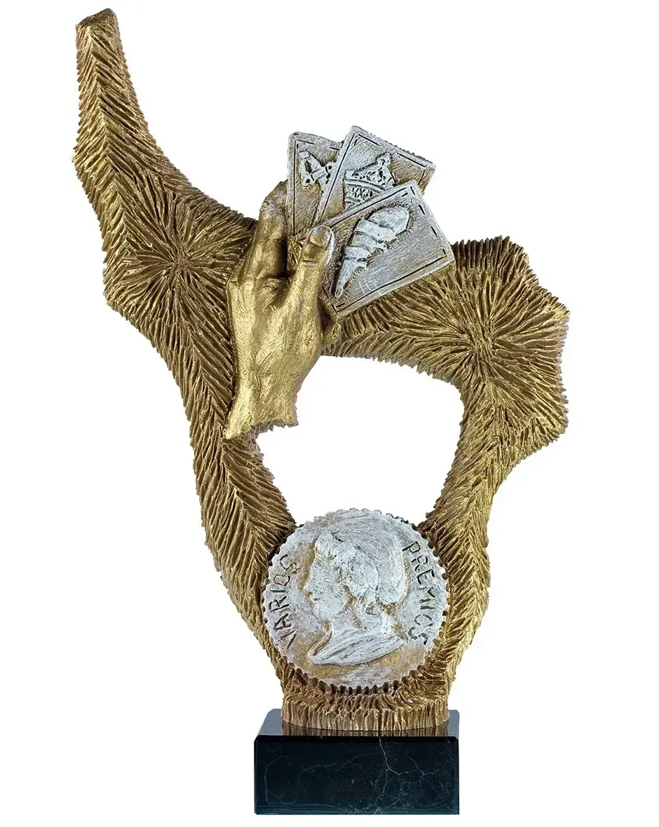 Una estatua de una mano que sostiene una tarjeta y un globo terráqueo.