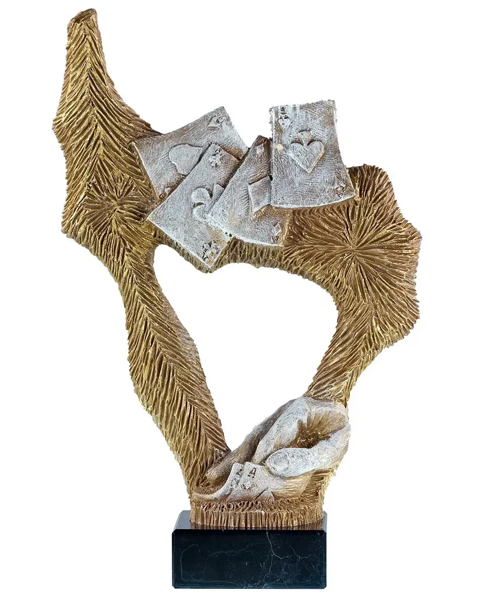 Una estatua de una mano sosteniendo un trozo de papel en forma de corazón.