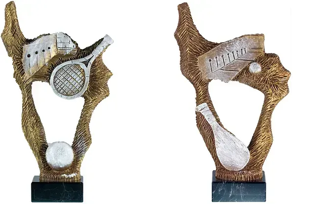 Una estatua de una raqueta de tenis sosteniendo una pelota de tenis