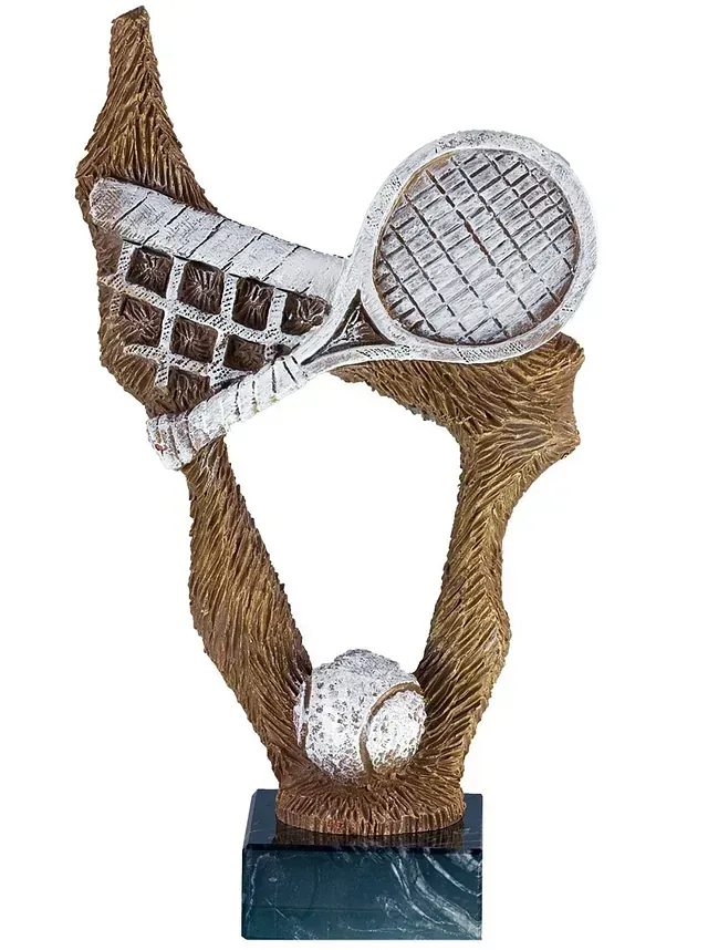 Una estatua de una raqueta de tenis y una pelota sobre un fondo blanco.