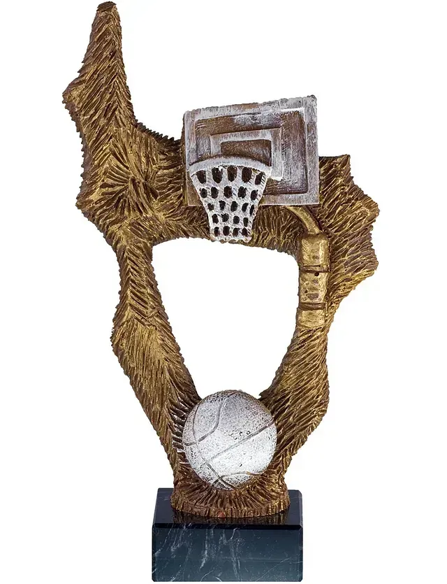 Una estatua de un aro de baloncesto con una pelota de baloncesto dentro.