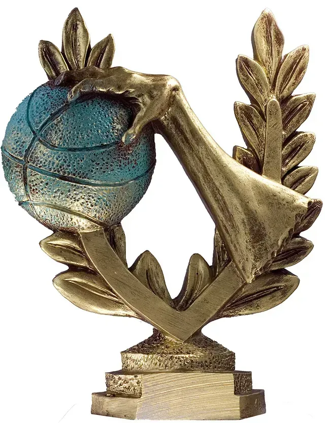 Una estatua de una mano sosteniendo un balón de voleibol con una corona de laurel alrededor de ella.