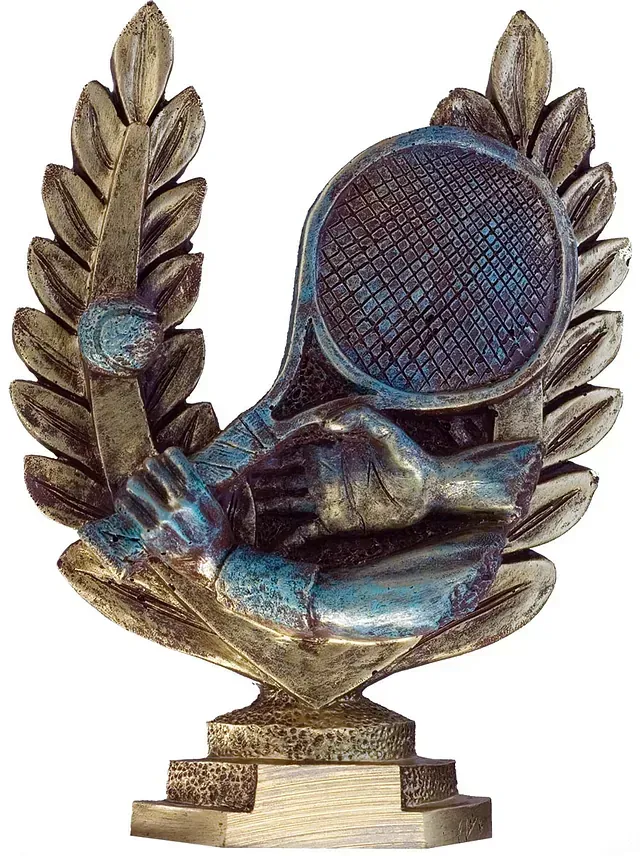 Una estatua de una persona que sostiene una raqueta de tenis con una corona de laurel alrededor de ella.