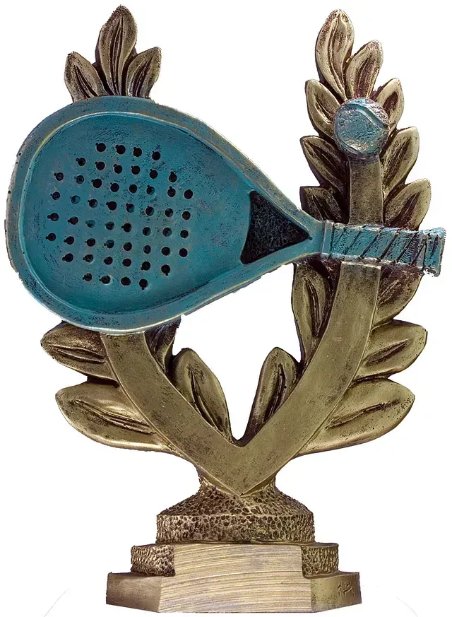 Un trofeo con una raqueta de tenis y hojas sobre él.