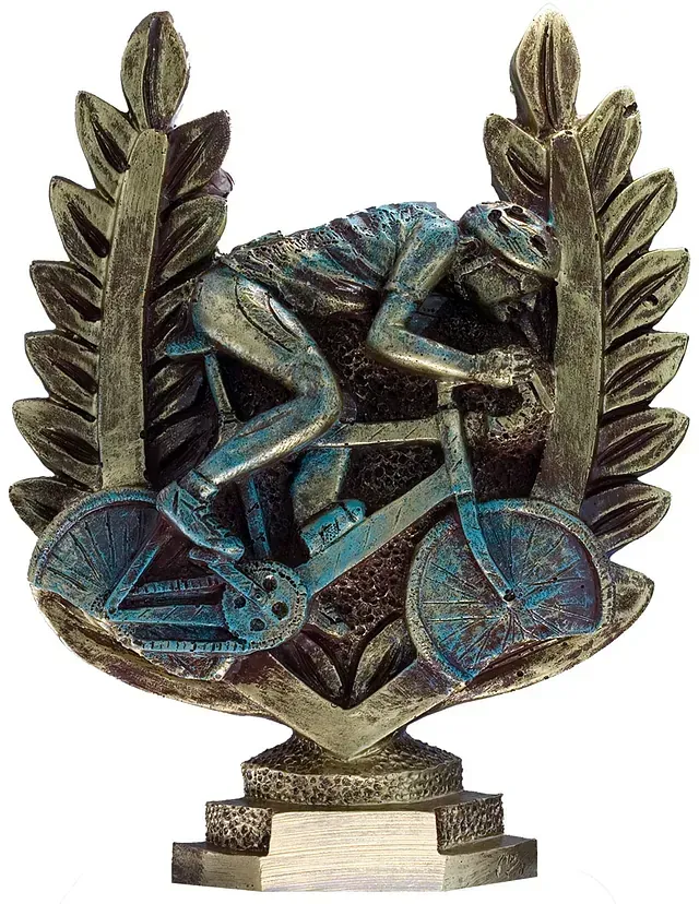 Una estatua de un hombre montando en bicicleta con una corona de laurel alrededor de ella.