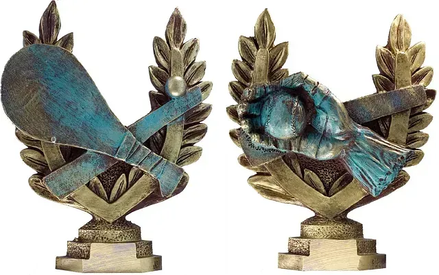 Un par de trofeos de béisbol con un guante y una pelota.