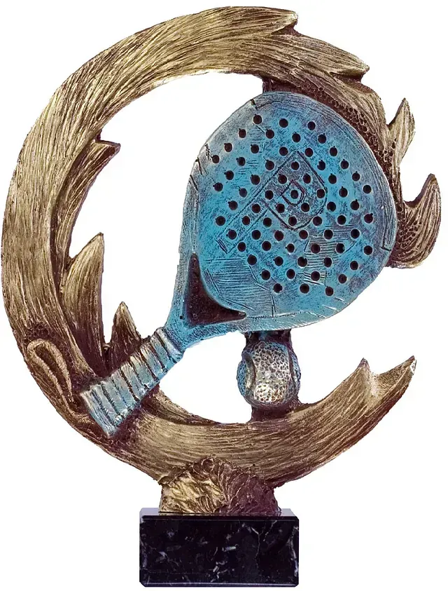 Una estatua de una raqueta de tenis con una pelota encima.