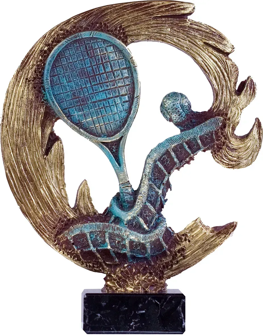 Una estatua de un jugador de tenis con una raqueta y una pelota.