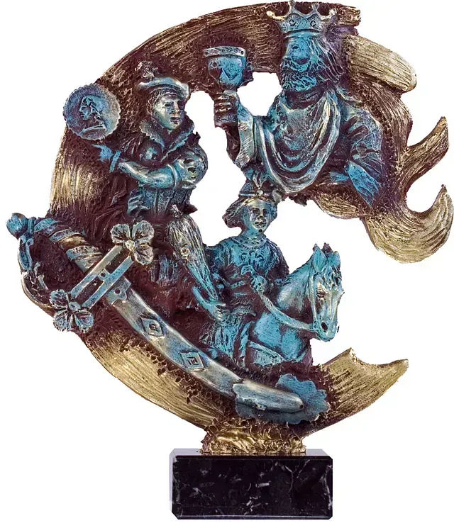 Una estatua de un hombre a caballo sosteniendo una taza.