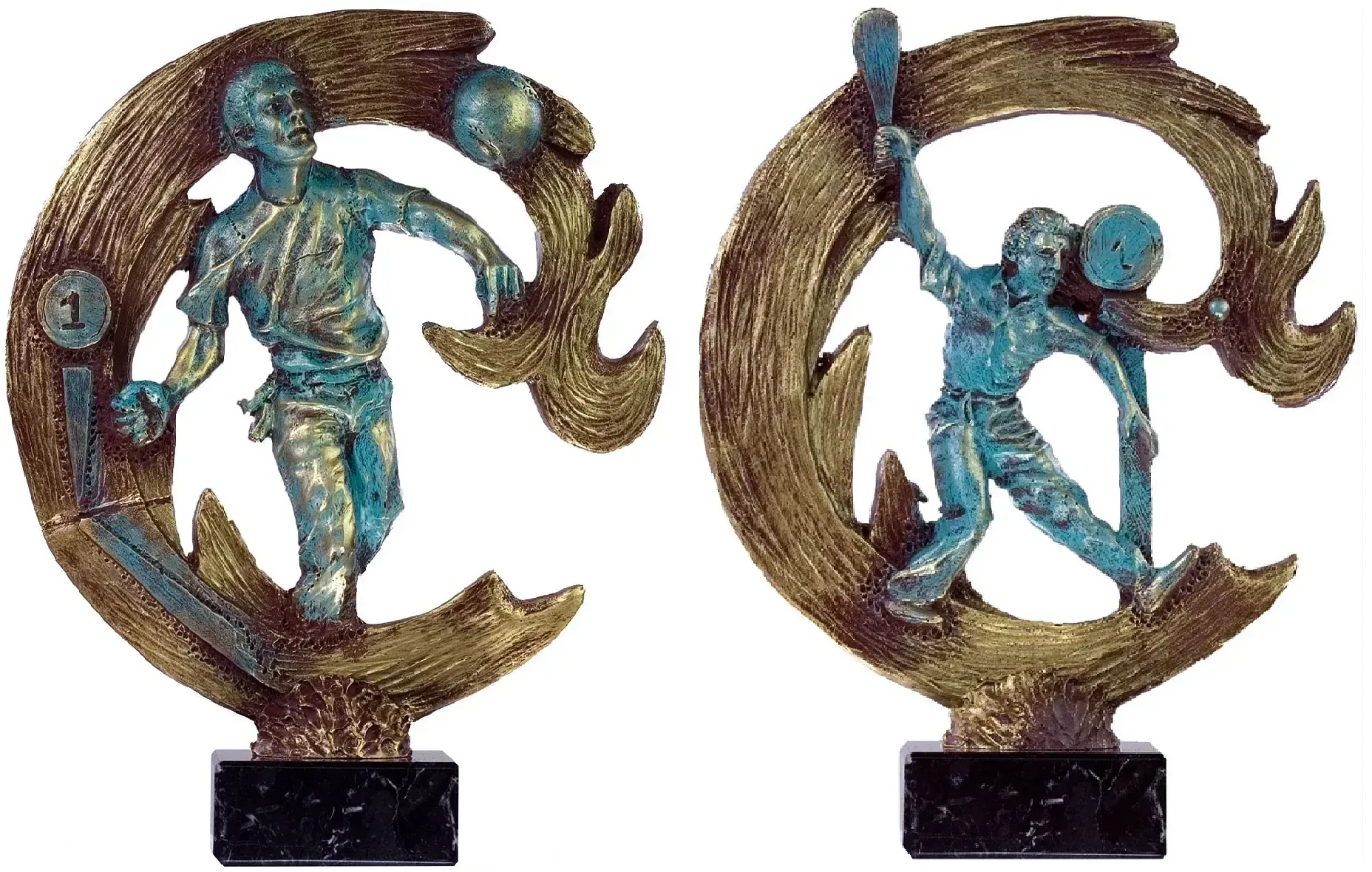 Una estatua de un hombre sosteniendo una raqueta de tenis y una pelota de tenis.