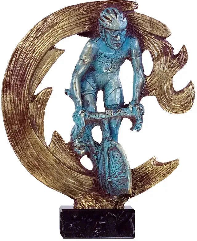 Una estatua de un hombre montando en bicicleta con un casco puesto.