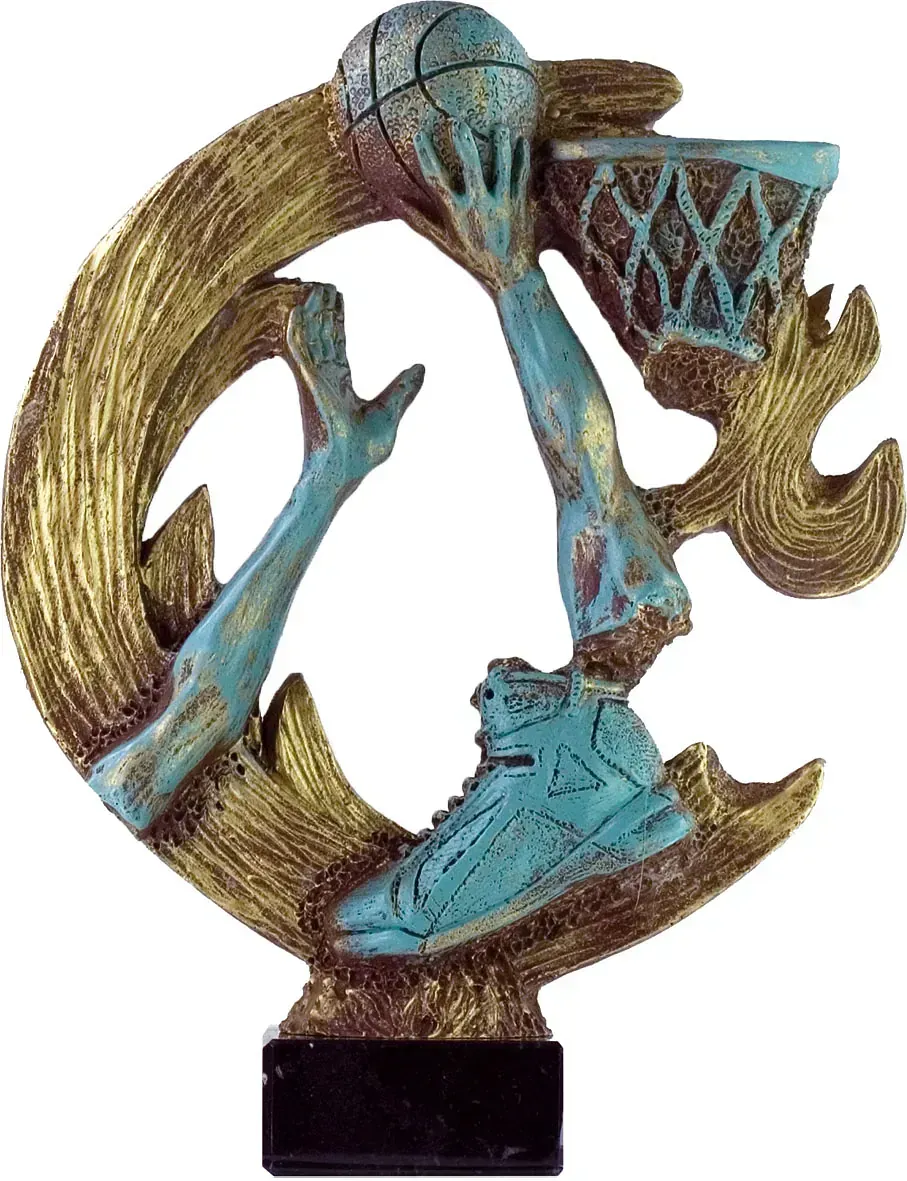 Una estatua de un jugador de baloncesto preparándose para encestar el balón.