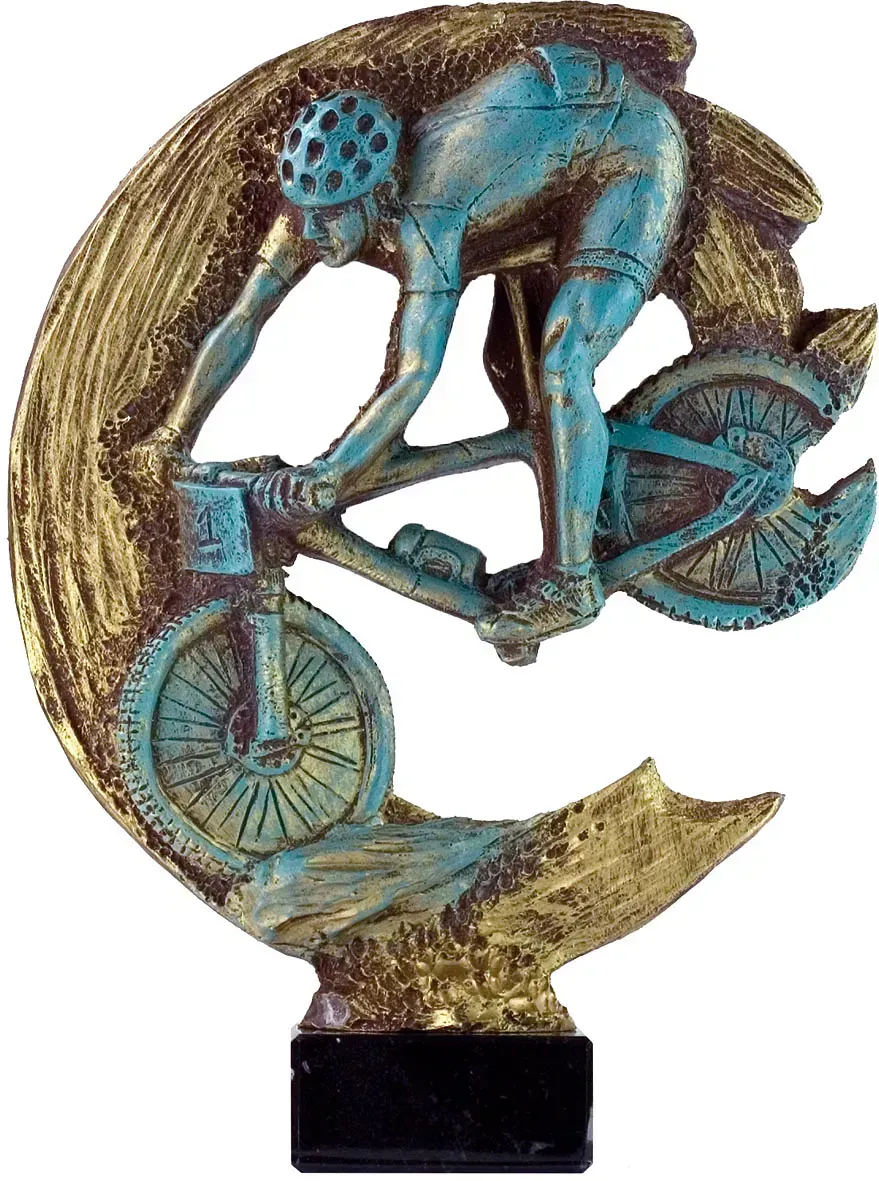 Una estatua de un hombre montando en bicicleta sobre un fondo blanco.