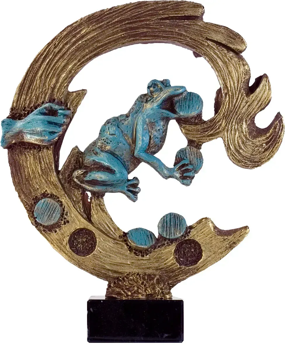 Una estatua de una rana en un círculo con una base negra.