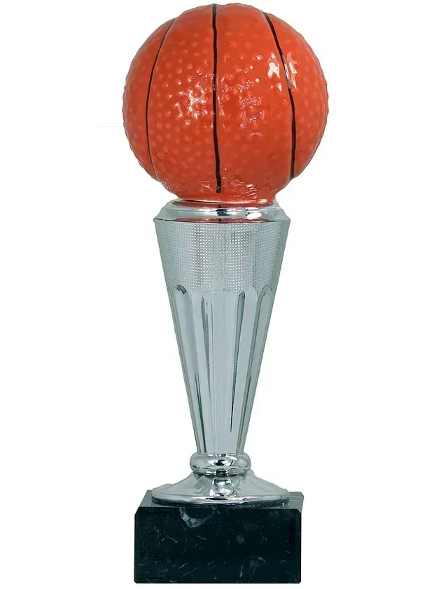 Un trofeo con una pelota de baloncesto encima.