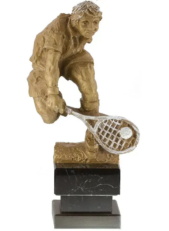 Una estatua de un hombre sosteniendo una raqueta de tenis y una pelota de tenis.