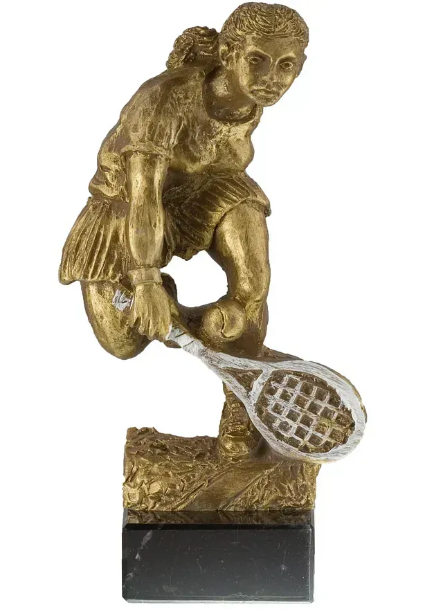 Una estatua de una mujer sosteniendo una raqueta de tenis y una pelota de tenis.