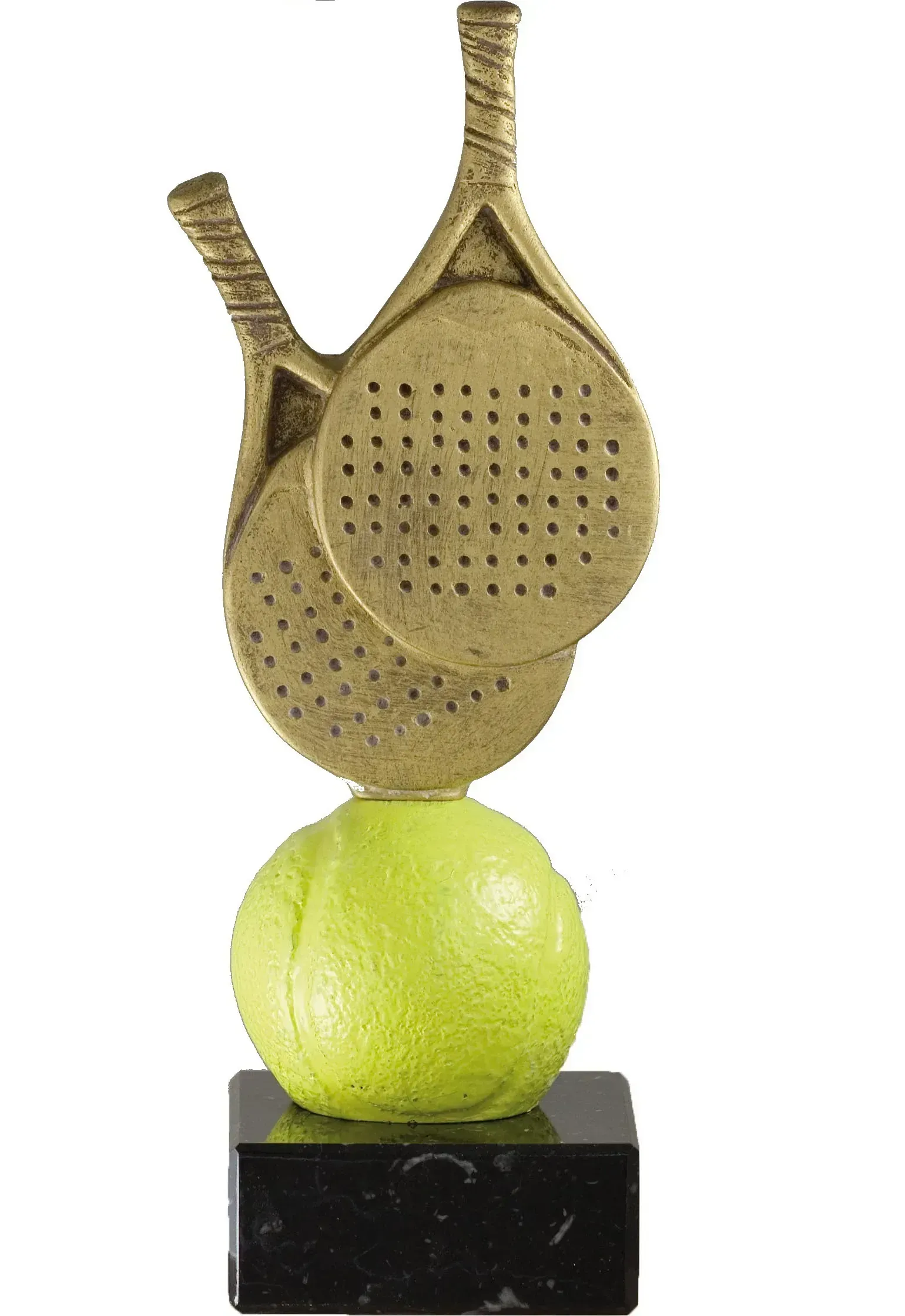 Una estatua de dos raquetas de tenis colocadas encima de una pelota de tenis.