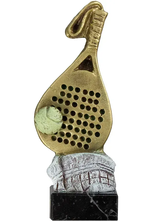 Una estatua de una paleta con una pelota de tenis dentro.