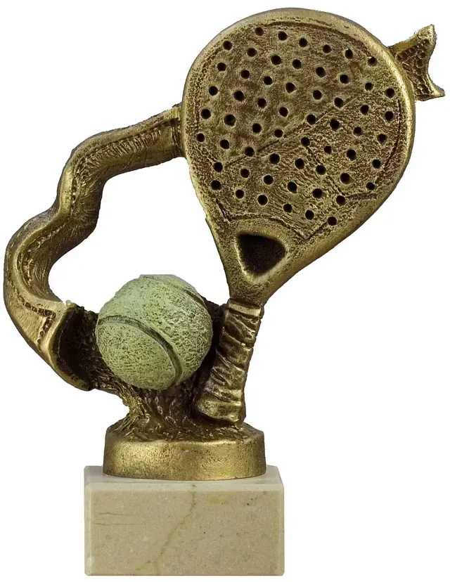 Una estatua de una raqueta de tenis y una pelota sobre una base de mármol.