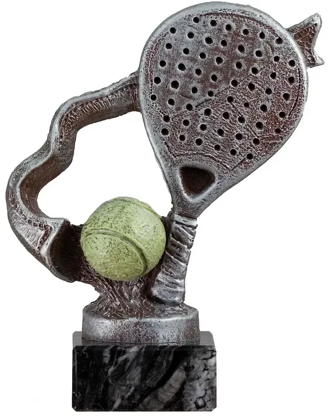 Una estatua de una paleta y una pelota de tenis sobre una base de mármol.