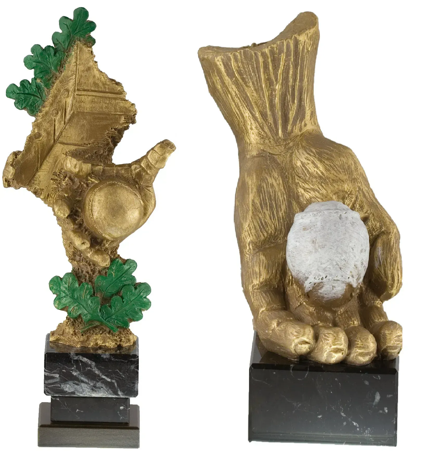 Una estatua dorada de una mano sosteniendo una pelota de golf.