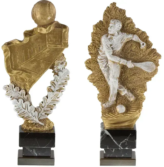 Una estatua de un jugador de béisbol y una estatua de un jugador de tenis.