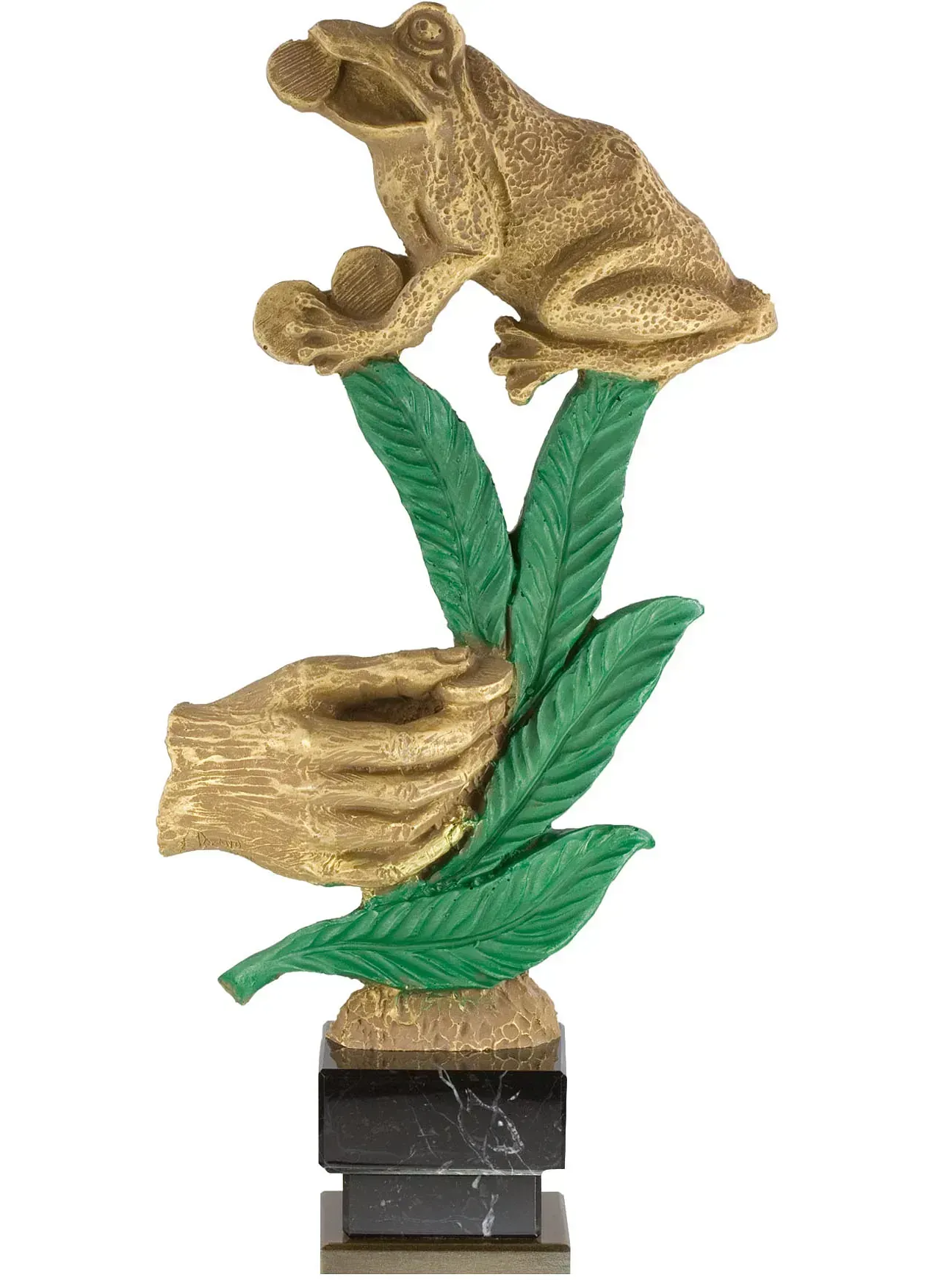 Una estatua de una rana sentada sobre una hoja verde.