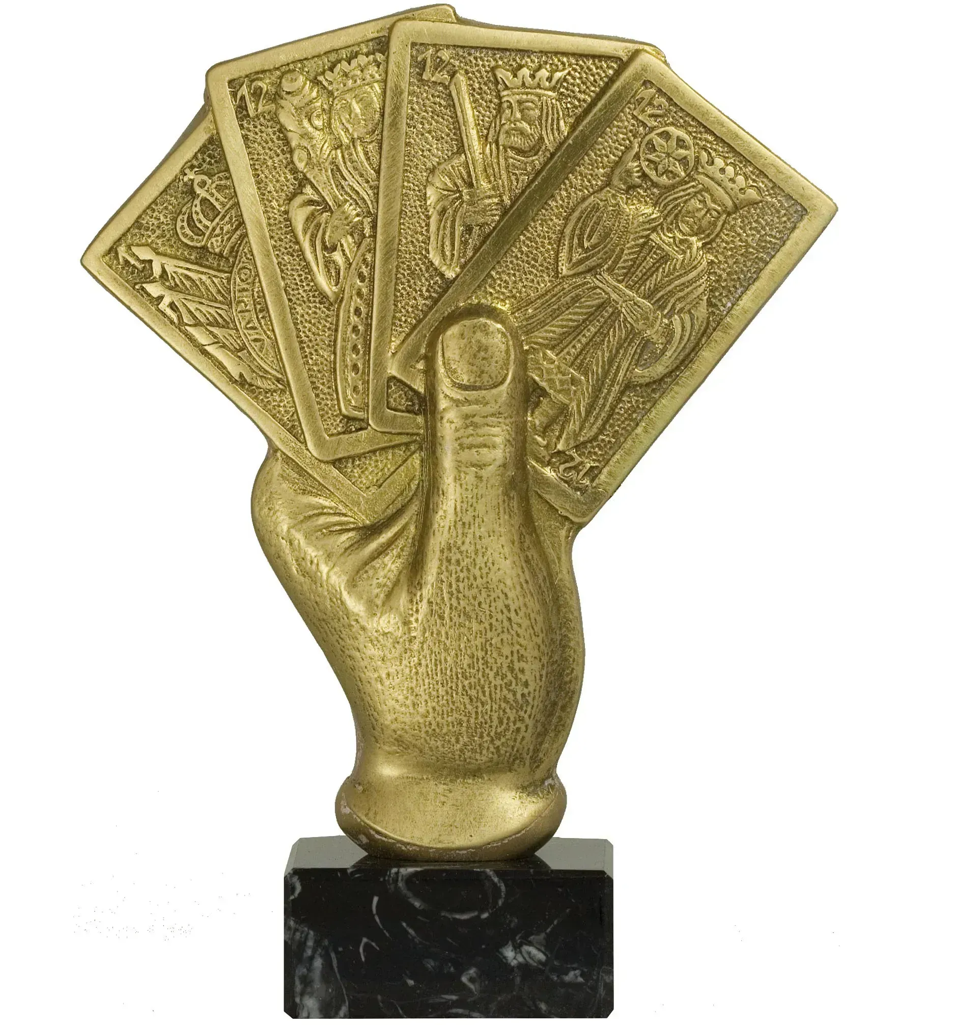Una estatua de una mano sosteniendo cuatro cartas de juego.