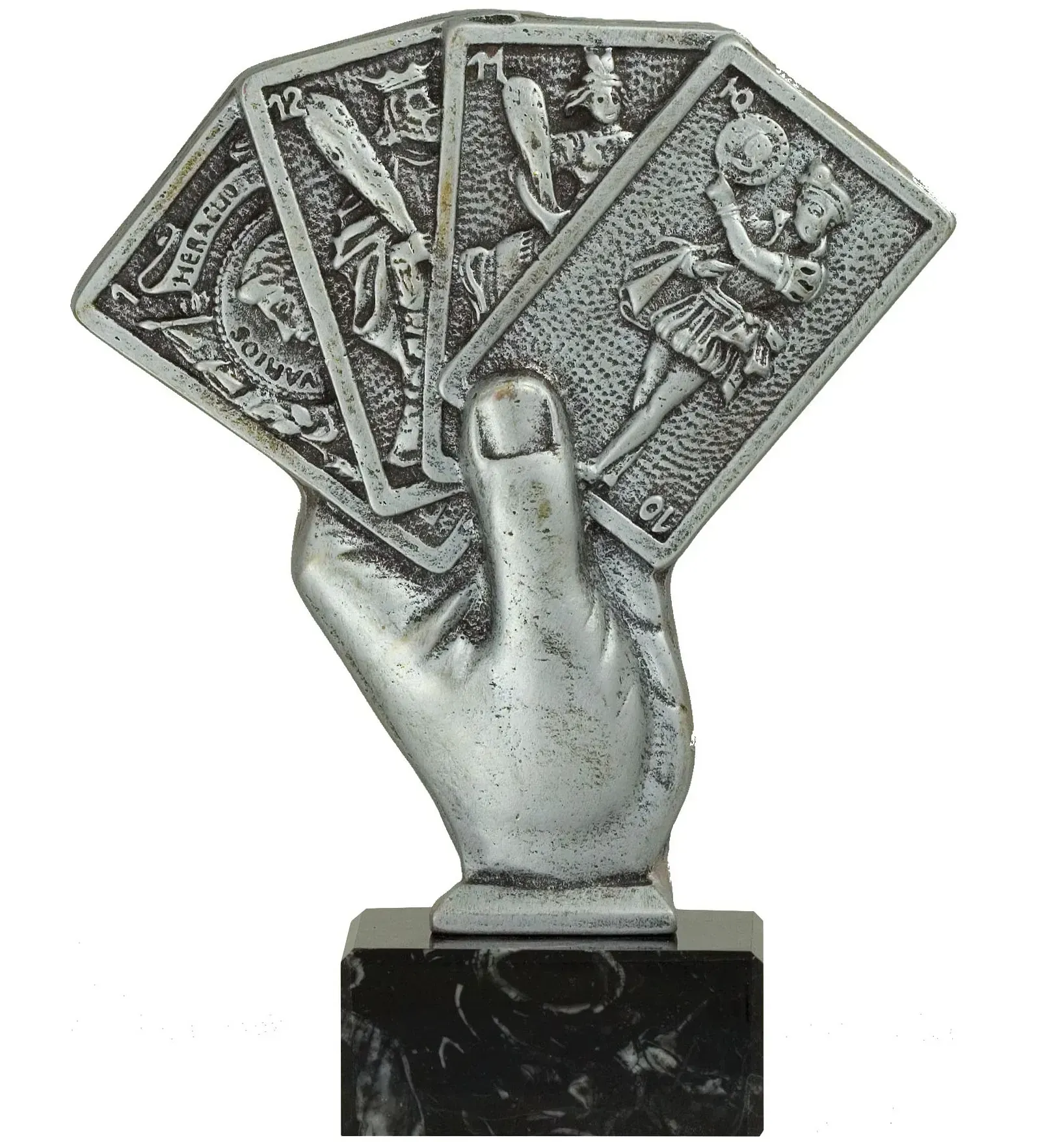 Una estatua de una mano sosteniendo cuatro cartas de juego.