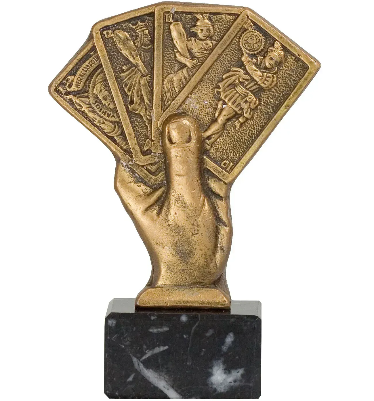 Una estatua de una mano sosteniendo cuatro cartas de juego.