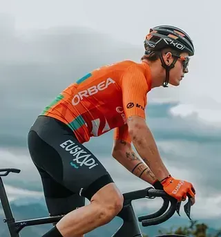 Un hombre que lleva un maillot Orbea va en bicicleta