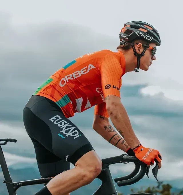 Un hombre que lleva un maillot Orbea va en bicicleta