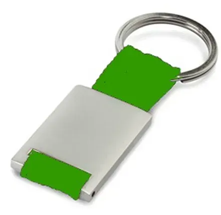 Un llavero plateado con una correa verde sobre un fondo blanco.