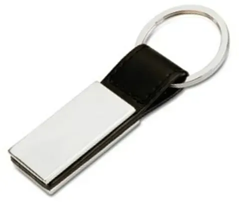 Un llavero plateado con una correa de cuero negra sobre fondo blanco.