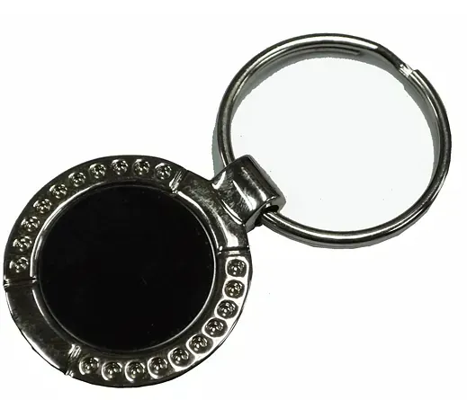 Un llavero plateado con un círculo negro.