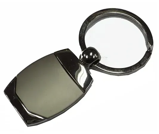 Un llavero plateado con un anillo negro sobre un fondo blanco.