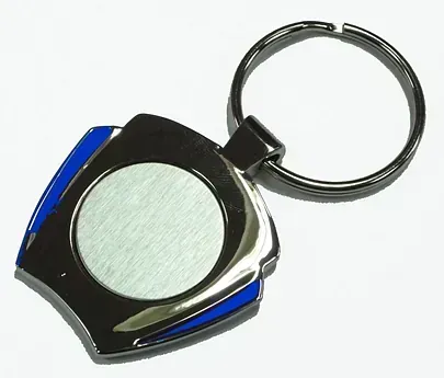 Un llavero plateado con una raya azul en el lateral.