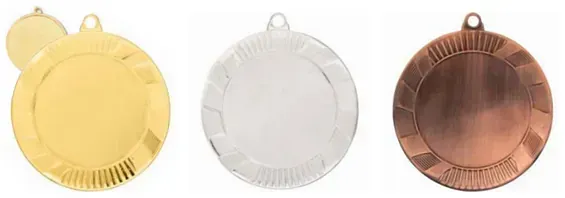 Una medalla de oro, plata y bronce sobre fondo blanco.