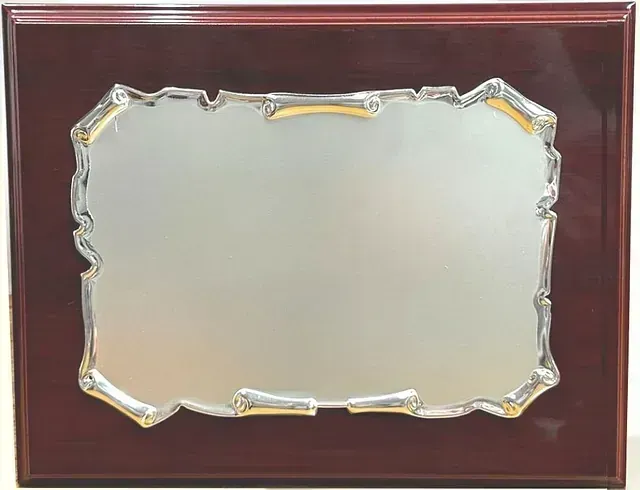 Una placa de madera con un marco de plata y oro