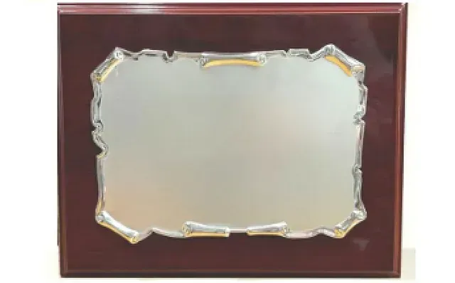 Un marco de madera con una placa de plata.