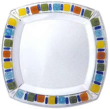 Un plato cuadrado con un diseño colorido.