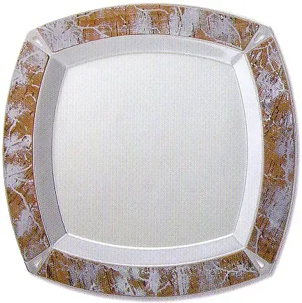 Un plato cuadrado con un borde de mármol marrón y blanco.