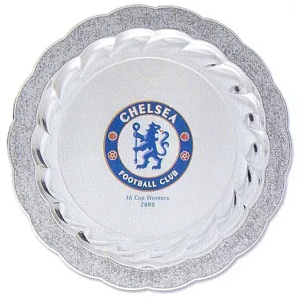 Una placa de plata con el logo del Chelsea Football Club.