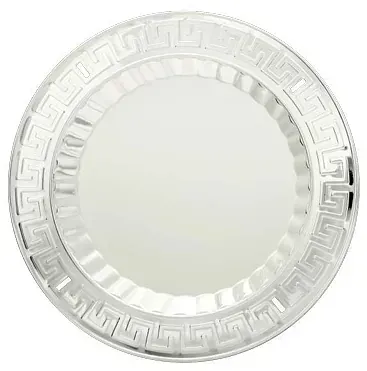 Una placa de plata con un diseño de llave griega.