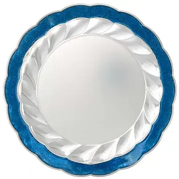 Un plato blanco con un borde azul y un borde plateado